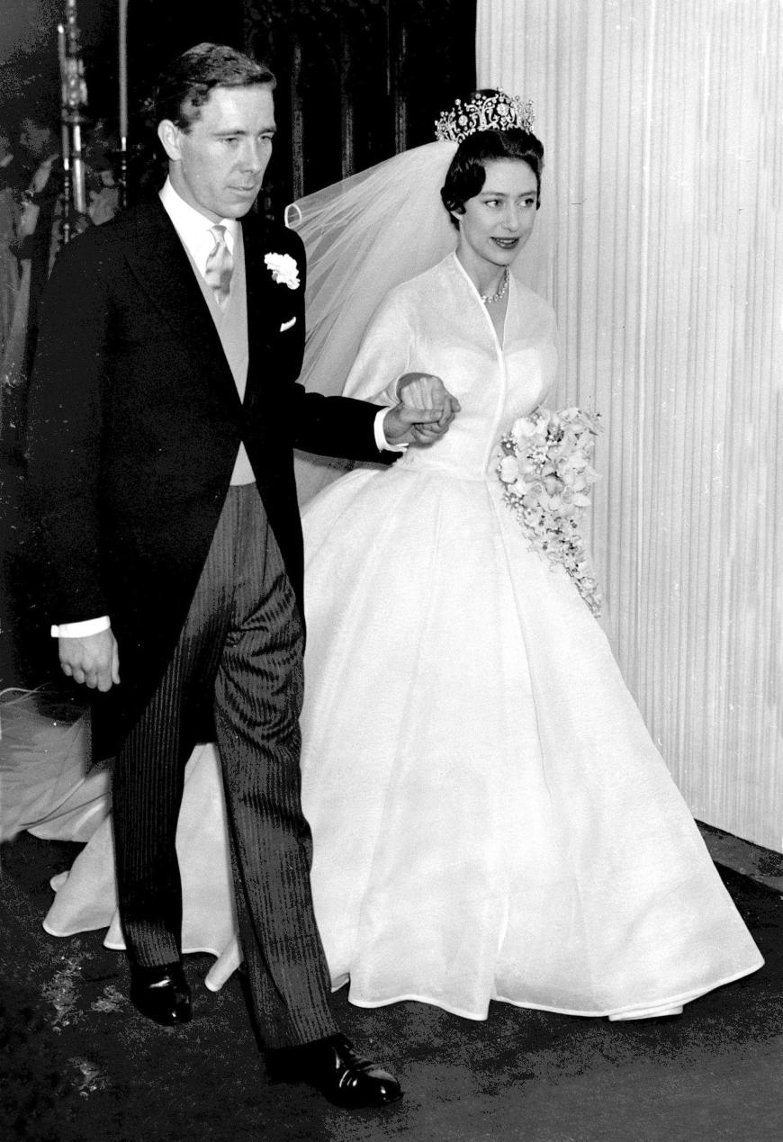 Prinzessin Margaret aus dem Haus Windsor, die jüngere Schwester der Königin Elisabeth II., und Antony Armstrong-Jones trauten sich 1960. Ihre Ehe hielt zwar nur bis 1978, doch die Braut konnte sich sehen lassen. Sie trug ein schlichtes Kleid im Stil der frühen sechziger Jahre, für das der britische Hofschneider Norman Hartnell verantwortlich war.