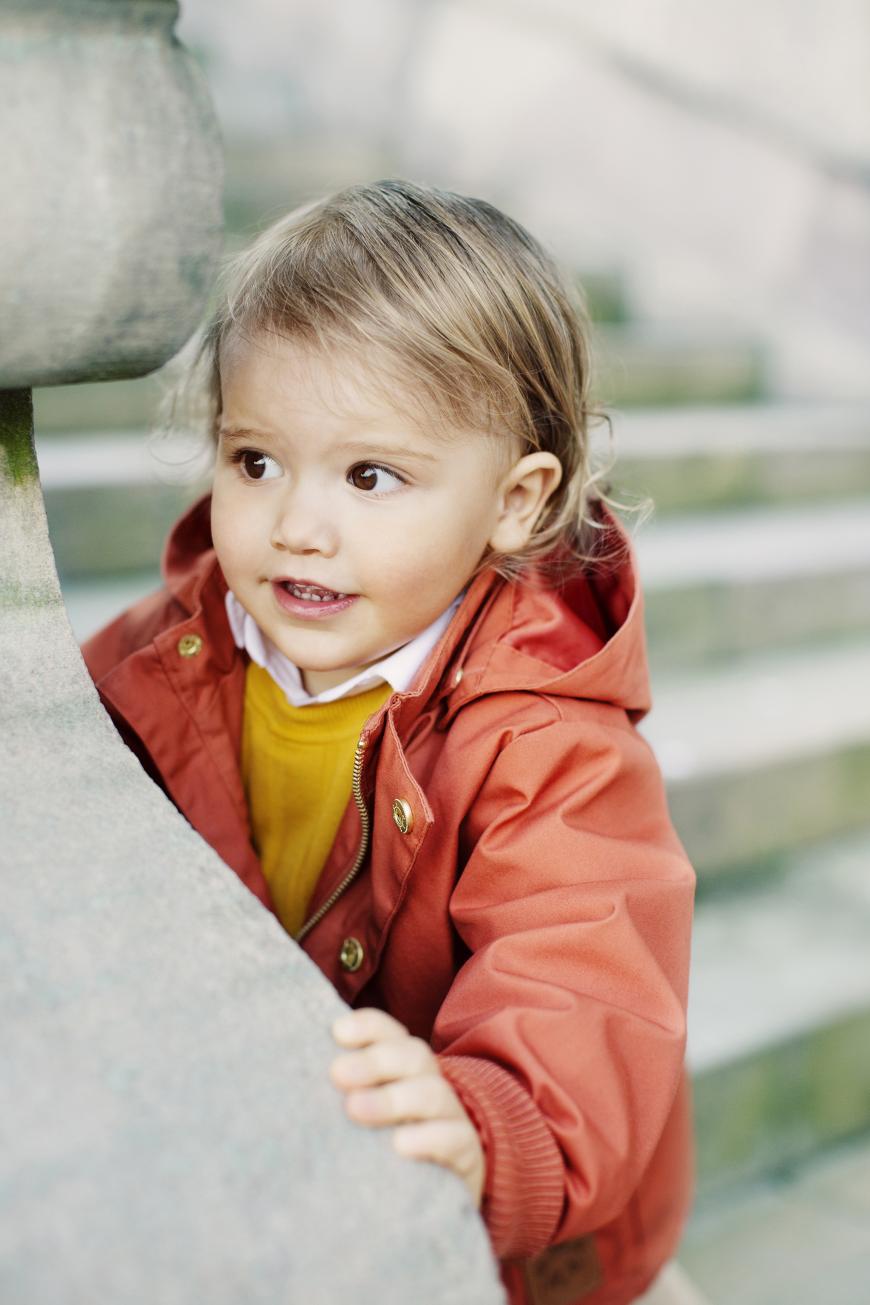Geht es noch süßer?! Prinz Alexander von Schweden, der Sohn von Sofia und Carl Philip von Schweden, feiert heute (19. April) seinen 2. Geburtstag! Anlässlich seines Ehrentages veröffentlicht das schwedische Königshaus zuckersüße Schnappschüsse des Mini-Royals, die beweisen: Alexander ist schon richtig groß geworden. Mit seinen braunen Knopfaugen verzaubert der Zweijährige einfach alle!