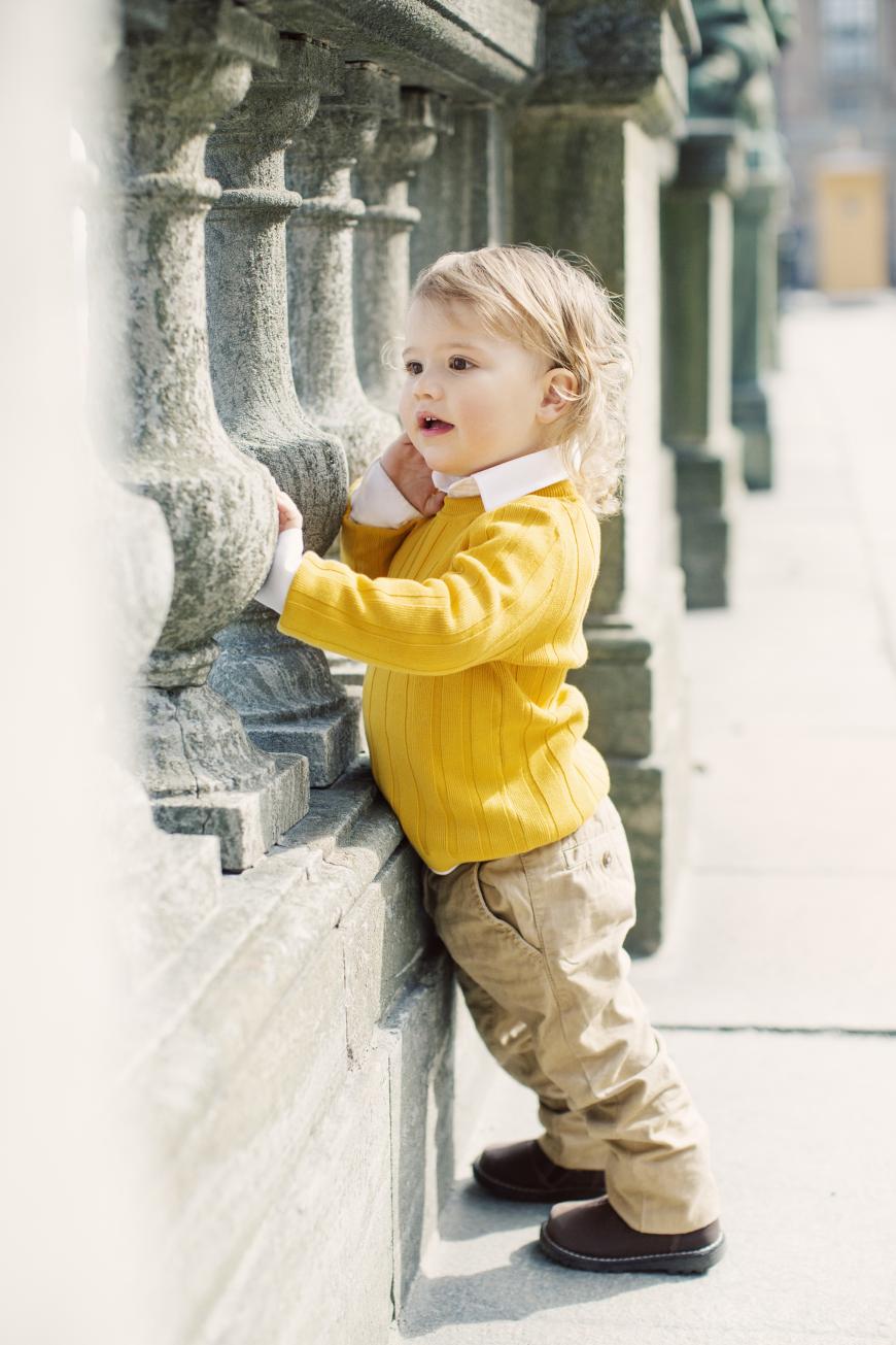 Prinz Alexander lehnt sich hier neugierig hier an die Steinbrücke. Sofort fällt auf: Er ist seinen hübschen Eltern wie aus dem Gesicht geschnitten. Hach, einfach zum Knuddeln, der Kleine!
