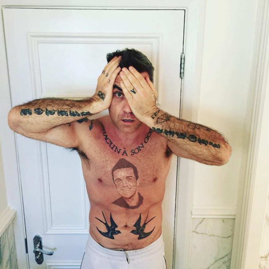 Selbstverliebt oder doch nur Fake? Rock-Star Robbie Williams ist für seine ausgefallenen Tattoos bekannt - zahlreiche großflächige Körperbemalungen zieren seinen Body. Mit seinem neuesten Schmuckstück sorgt er nun allerdings für absolutes Rätselraten. Auf seinem aktuellen Instagram-Foto schlägt der Musiker die Hände über dem Kopf zusammen, als könnte er nicht fassen, was er auf seinen Bauch tätowiert hat: ein Porträt von sich selbst! Seine Fans spekulieren aktuell aber, ob wirklich ein Tätowierer die Nadel angesetzt hat oder ob das Porträt doch nur Fake ist.