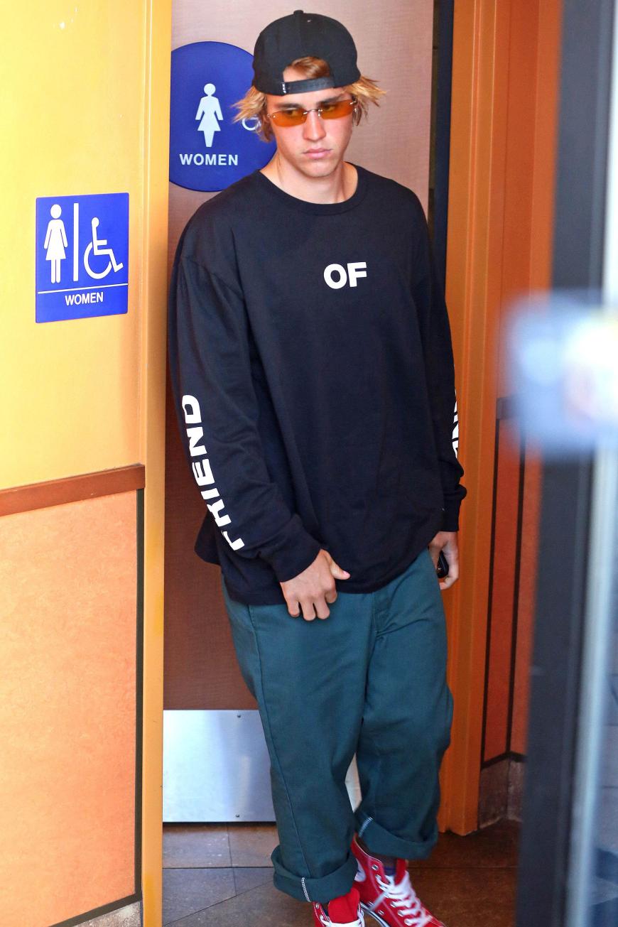 Nanu, da stimmt doch irgendetwas nicht. Justin Bieber entschied sich bei Taco Bell kurzerhand für die Damentoilette. 