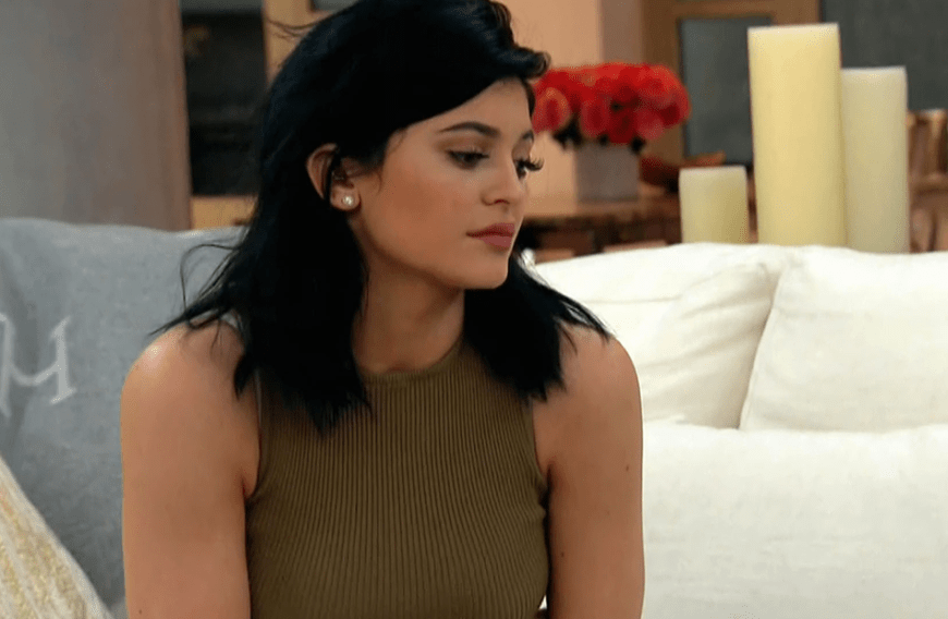 Kylie Jenner wird von zahlreichen Usern im Netz als schlechte Mutter dargestellt! Das macht dem Kardashian-Küken sehr zu schaffen ...