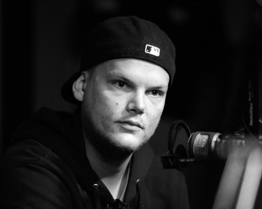 Avicii war einer der erfolgreichstens DJs der Elektro-Musik. Jetzt ist er tot. Der schwedische Musiker verstarb am 20. April im Alter von 28 Jahren. Fans und Star-Kollegen zeigen sich in großer Trauer. 