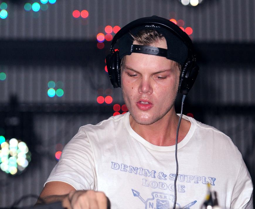 Er wurde von der Welt gefeiert, doch sein Leben war bestimmt von Depressionen und Ängsten. „Partys machen einsam und vergiften dich“, so Avicii in einem Interview.