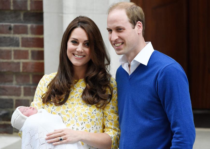 So lief es auch nach der Geburt von Prinzessin Charlotte am 2. Mai 2015, als Kate in einem geblümten gelben Kleid bezauberte.
