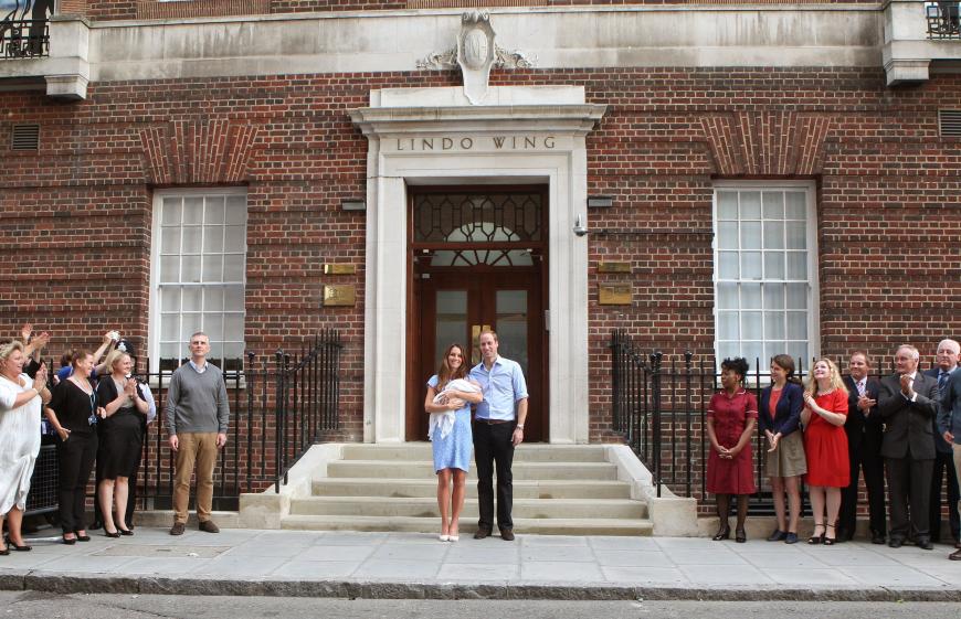 Traditionell lassen sich Kate, William und das Royal Baby vor dem Lindo Wing des St. Mary's Hospital in London ablichten und fahren anschließend nach Hause in den Kensington Palast.