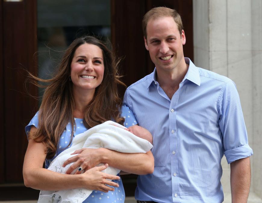 Strahlender Auftritt nach der Geburt von Prinz George: So zeigten sich Kate und William am 23. Juli 2013 den Fotografen.