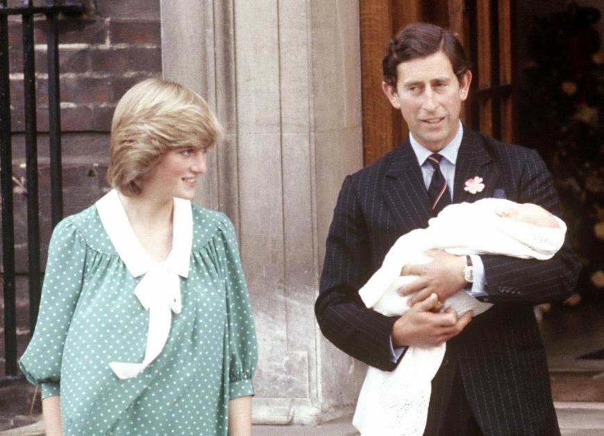 Ein sehr ähnliches Kleid trug Lady Diana, die verstorbene Mutter von Prinz William, nach der Geburt ihres Erstgeborenen.