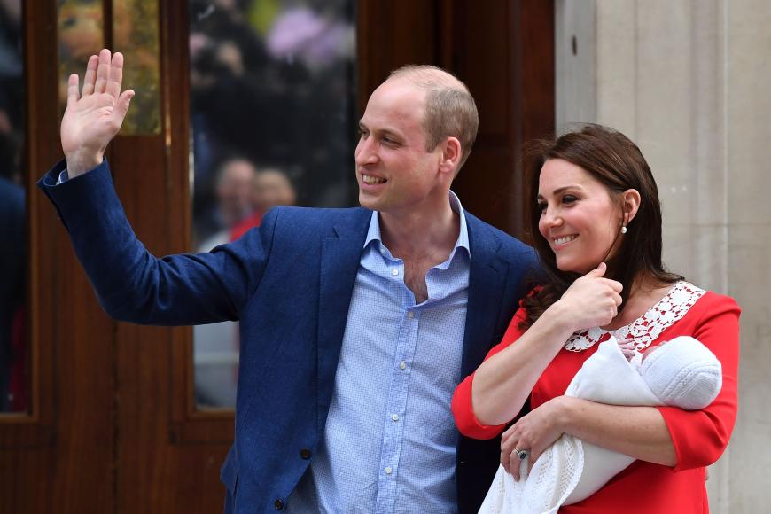 Nur wenige Stunden nach der Geburt wurde der kleine Prinz der Welt präsentiert.