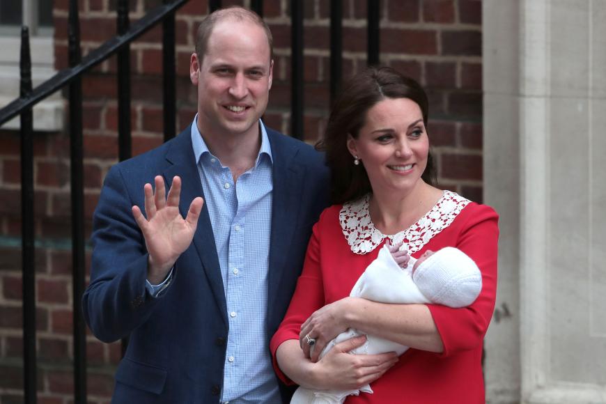 Die glücklichen Eltern zeigten das Baby kurz vor 19 Uhr den Fotografen.