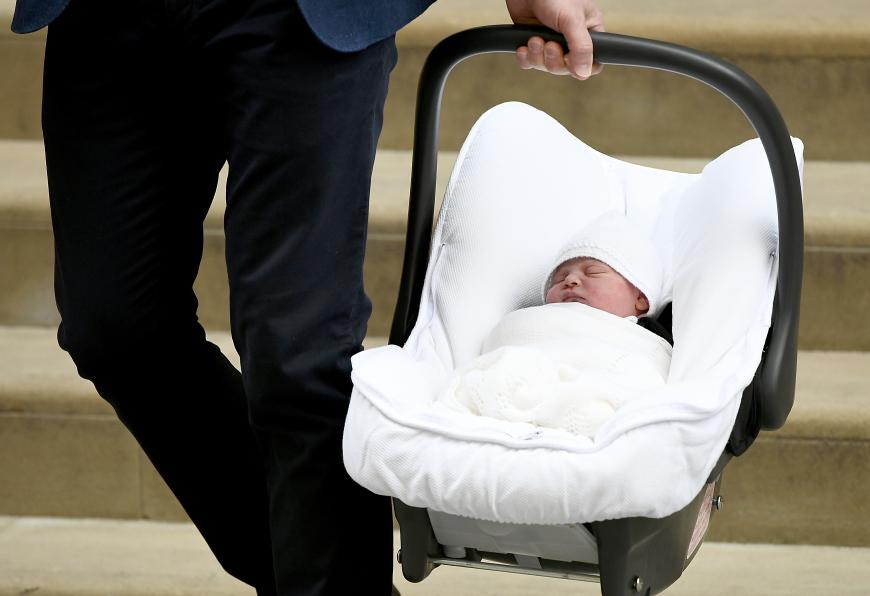 Zuckersüß schlummert der kleine Prinz in seinem Autositz.