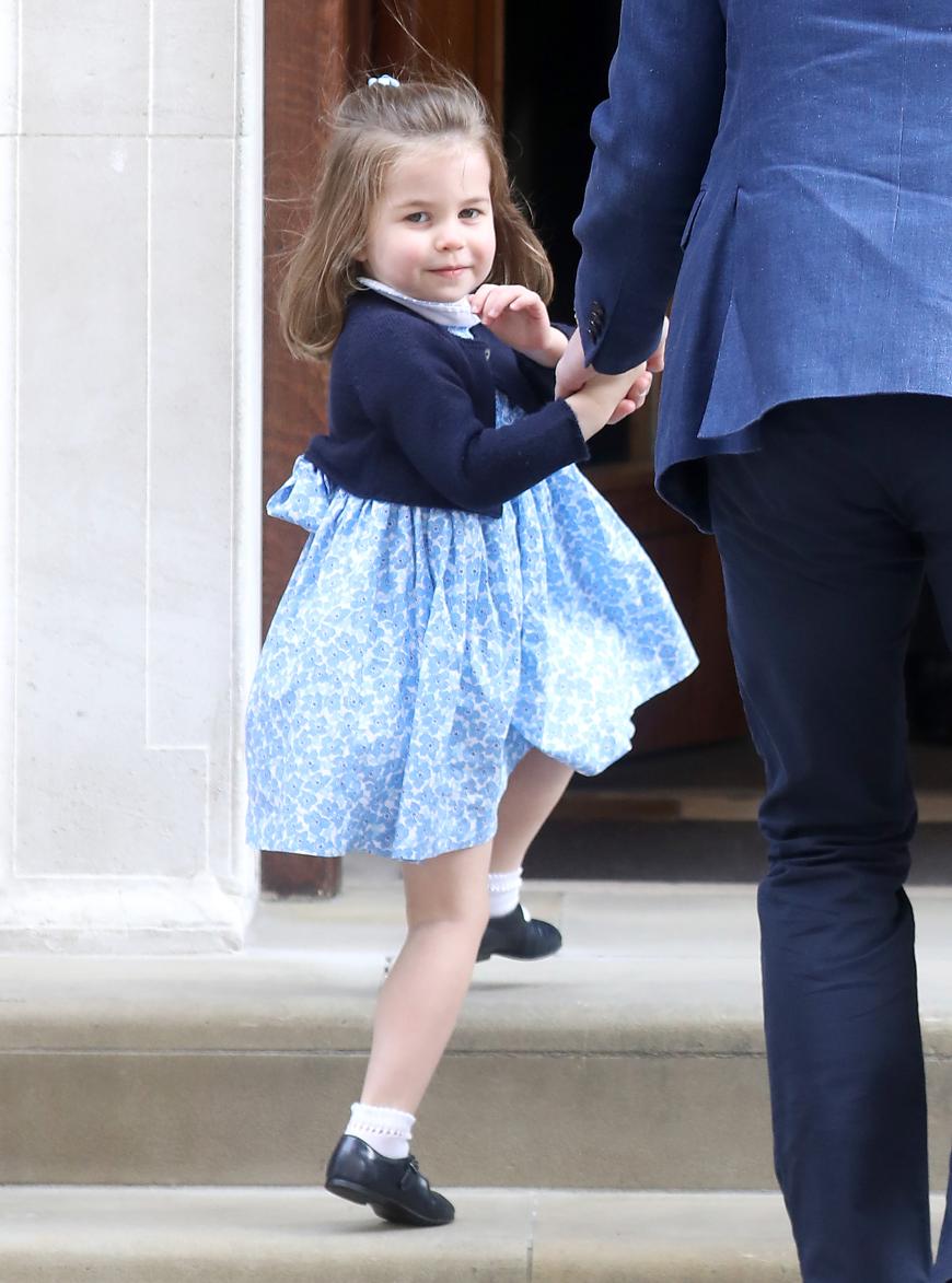 Die zweijährige Tochter von Herzogin Kate und Prinz William winkt den Fotografen zu.