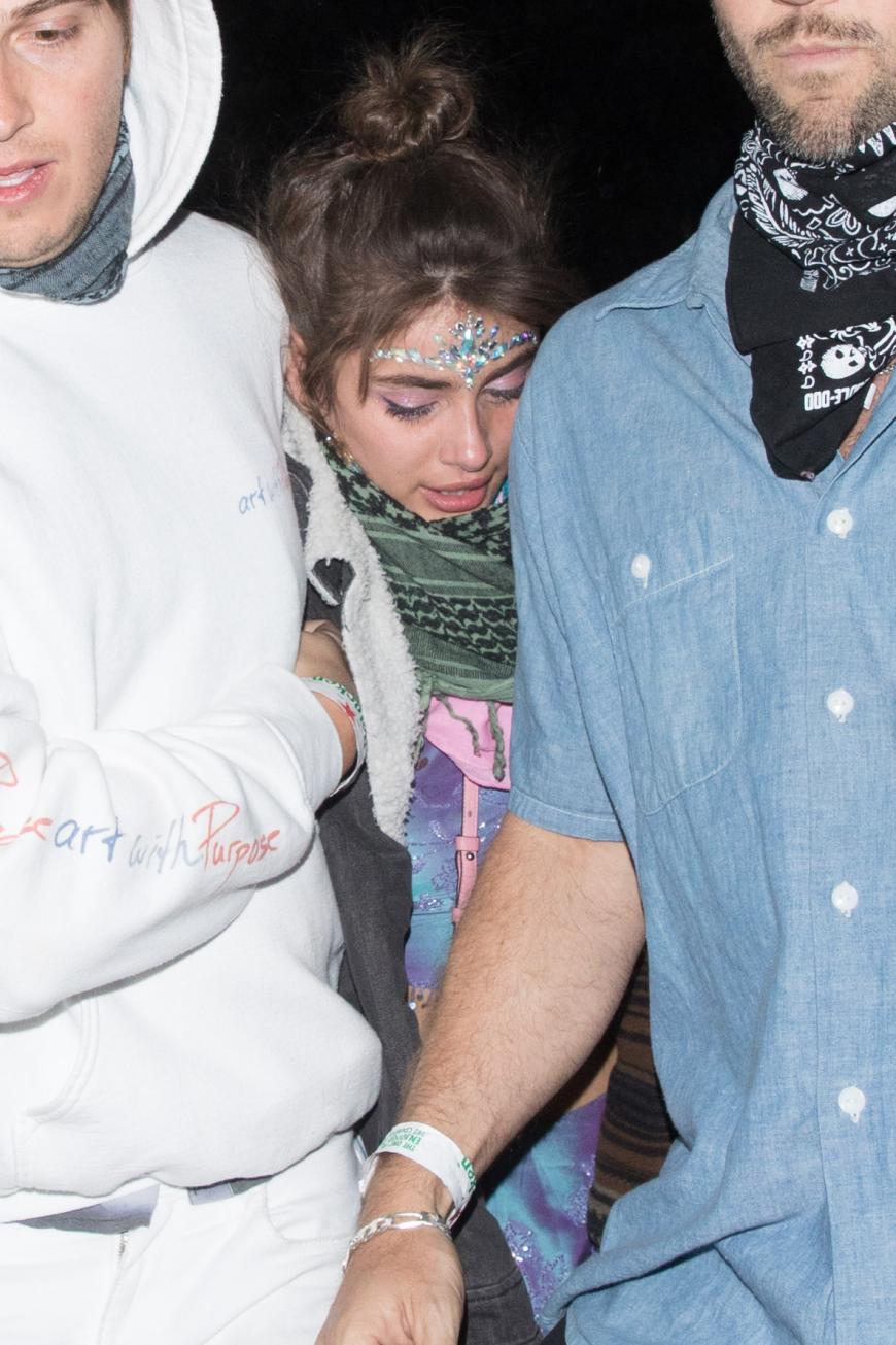 Zwei Freunde mussten das Model stützen und von der Festival-Wiese geleiten.