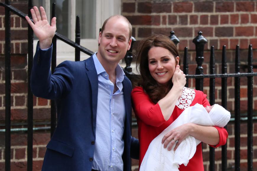 Prinz William und Herzogin Kate traten mit ihrem Neugeborenen um 18:52 Uhr vor die Presse.