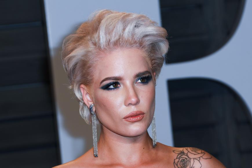 Halsey trägt den Look als sexy Smokey-Eye in einem tiefen Nachtblau.