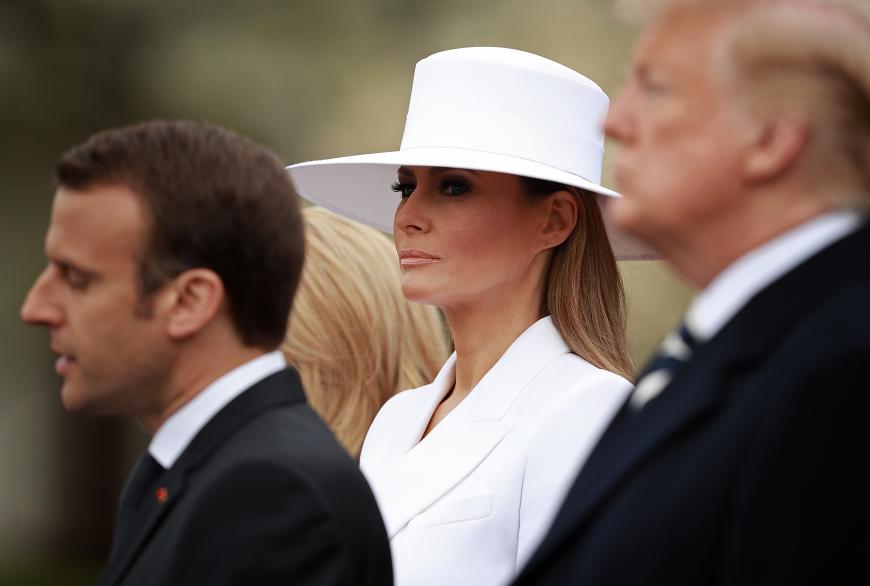Beim offiziellen Empfang von Frankreichs Staatspräsident Emmanuel Macron (l.) im Weißen Haus hat First Lady Melania Trump allen die Show gestohlen. 