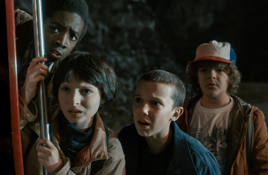Vor der Kamera sind Caleb McLaughlin, Finn Wolfhard, Millie Bobby Brown und Gaten Matarazzo (v. l. n. r.) beste Freunde - doch hinter den Kulissen soll es nun ordentlich zwischen zwei Darstellern gekracht haben.