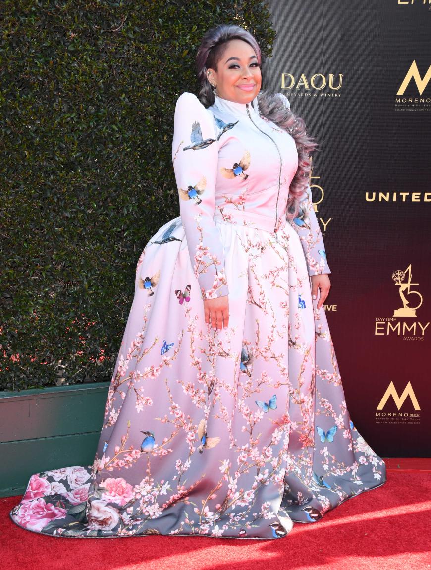 Der Sissi-Prinzessinnen-Look trifft auf viele bunte Vögelchen. Raven Symone präsentiert sich auf der Preisverleihung der