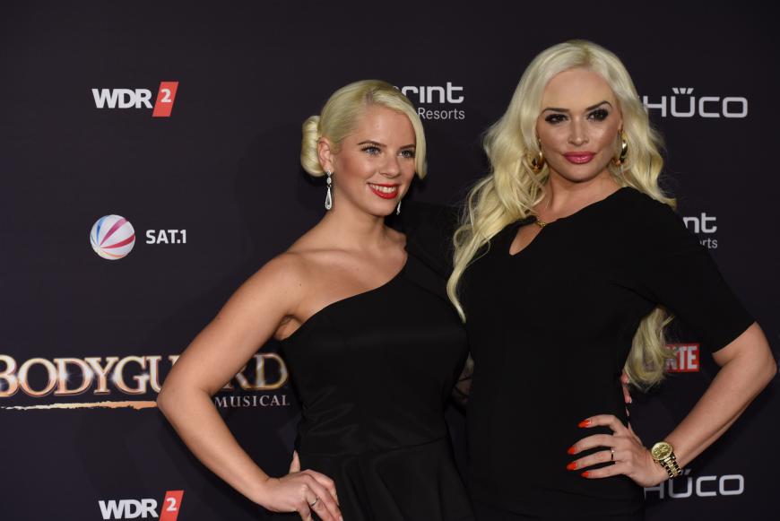 Lang ist's her: Jenny Frankhauser und ihre ältere Halbschwester Daniela Katzenberger glücklich bei einem Event.