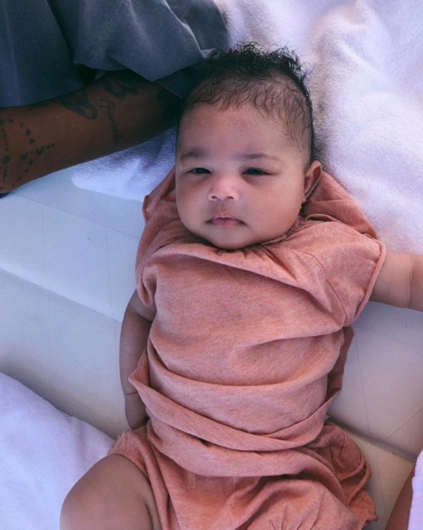 OMG! Kylie Jenners Baby Stormi ist einfach nur zuckersüß und verzaubert das Netz. 