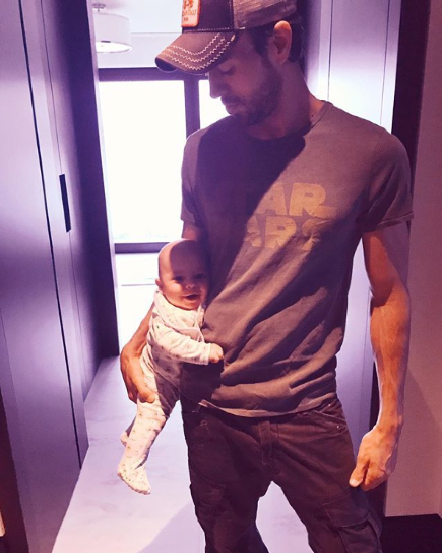 Huiii! Musiker Enrique Iglesias und seine Liebste Ex-Tennis-Profi Anna Kournikova sind Mitte Dezember vergangenen Jahres Zwillings-Eltern geworden. Seitdem teilt der Schmusesänger immer wieder süße Schnappschüsse seiner Kids. Sein neuer Papa-Post lässt die Fanherzen höherschlagen - lässig klammert sich eines der Babys an seinen Arm und strahlt in süßem Strampler in die Kamera. Ach, einfach zum Dahinschmelzen...