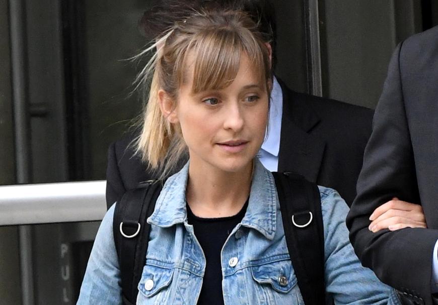 Aufgeflogen! Jahrelang soll die Schauspielerin Allison Mack mit ihrem Sekten-Guru unschuldige Frauen sexuell und körperlich missbraucht haben. Gegen eine Kaution von fünf Millionen Dollar kam sie erstmal auf freien Fuß.