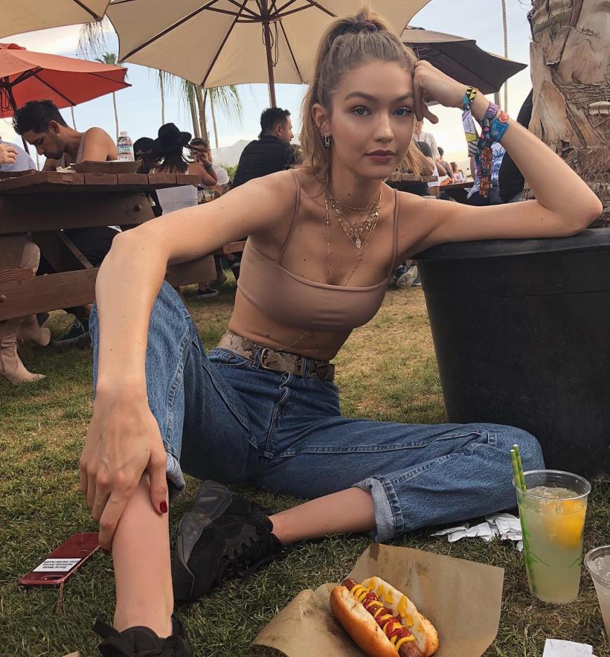Beim „Coachella" posiert Gigi Hadid mit einem Hotdog - dass sie die Kalorienbombe wirklich gegessen hat, kann man ihr kaum glauben.