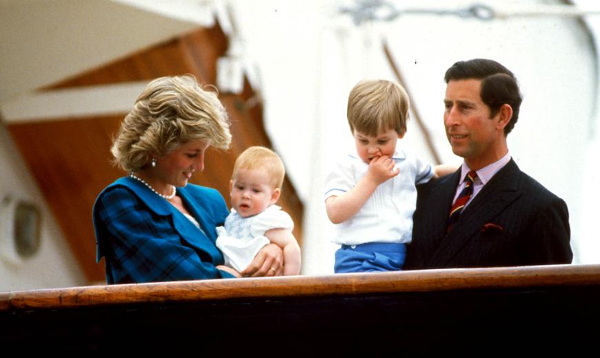 Lady Diana (l.) mit Prinz Harry auf dem Arm, Prinz William und ihrem damaligen Mann Prinz Charles (r.).