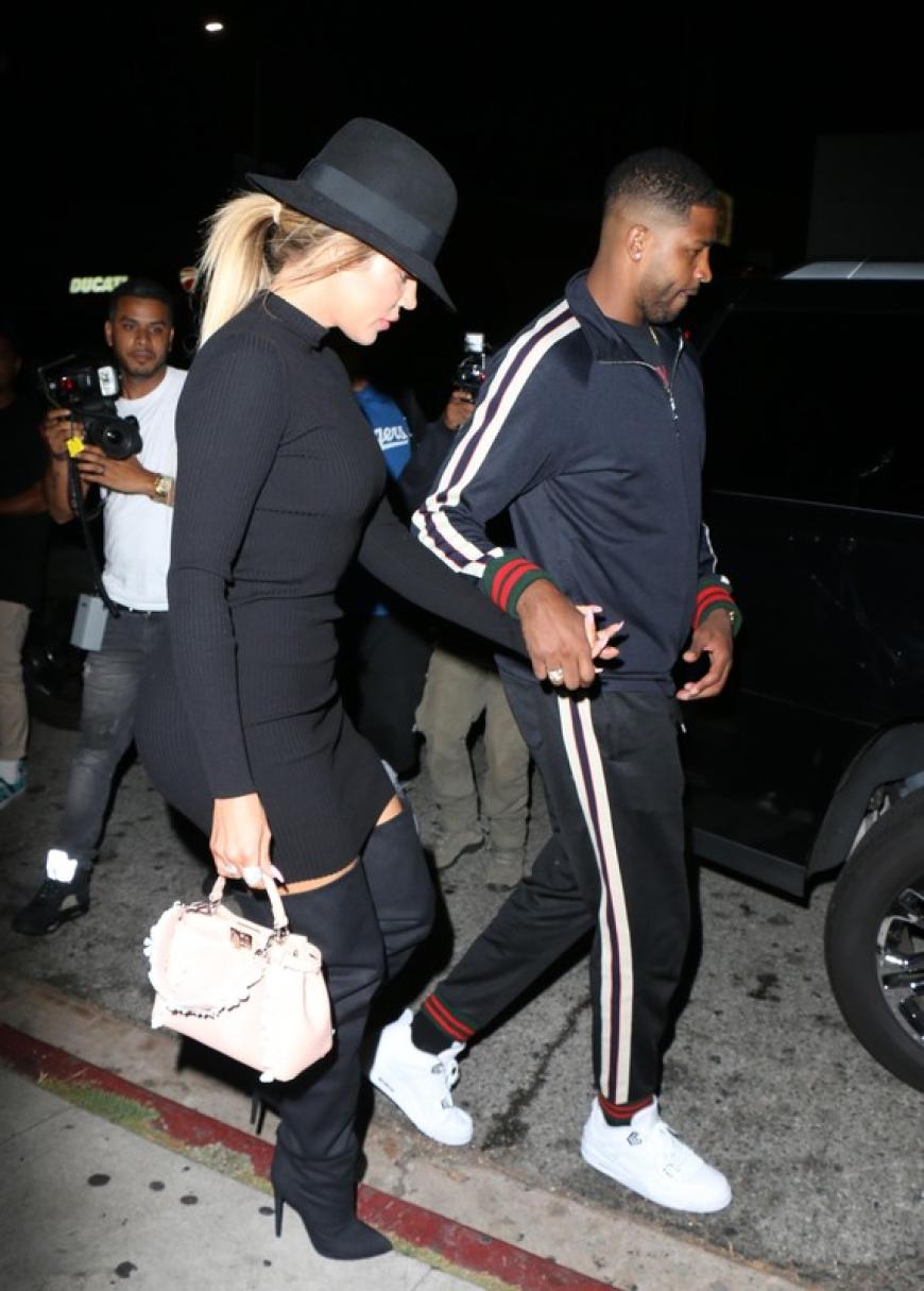 Happy-End bei Khloé Kardashian und Tristan Thompson? Denn nach den Fremdgeh-Schlagzeilen des NBA-Spielers wurde das Paar jetzt zum ersten Mal wieder glücklich gesichtet. 