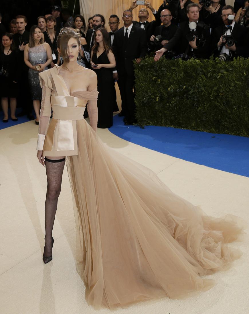 Im selben Jahr machte Gigi Hadid in einem Kleid von Tommy Hilfiger von sich reden.
