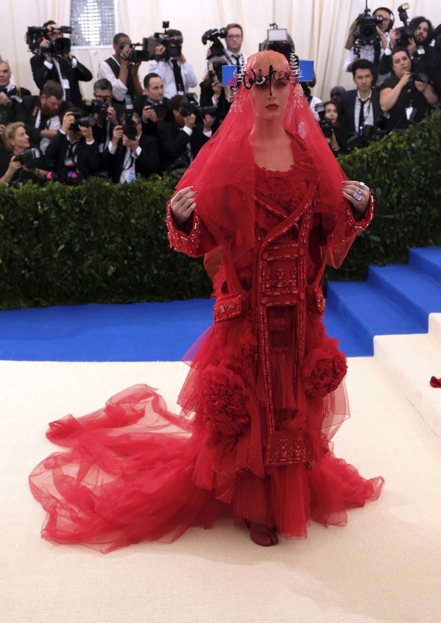 Katy Perry trug bei der Met-Gala 2017 eine der extravagantesten Roben des Abends, von Maison Martin Margiela.