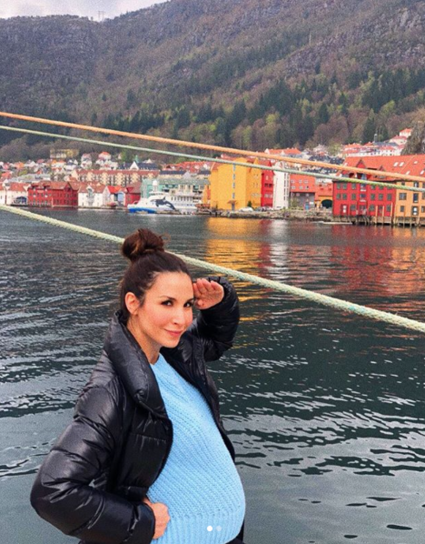 Uiii, was für eine große Babykugel hat denn Ex-GZSZ-Star Sila Sahin schon? Auf Instagram hat sie dieses Foto gepostet und sofort wird deutlich: Schon bald muss das Baby von Sila und ihrem Mann Samuel Sahin-Radlinger zur Welt kommen. In der Tat: Die Schauspielerin verriet in ihrem Post, dass sie sich bereits in der 28. Schwangerschaftswoche befindet. Der Baby-Countdown läuft also...