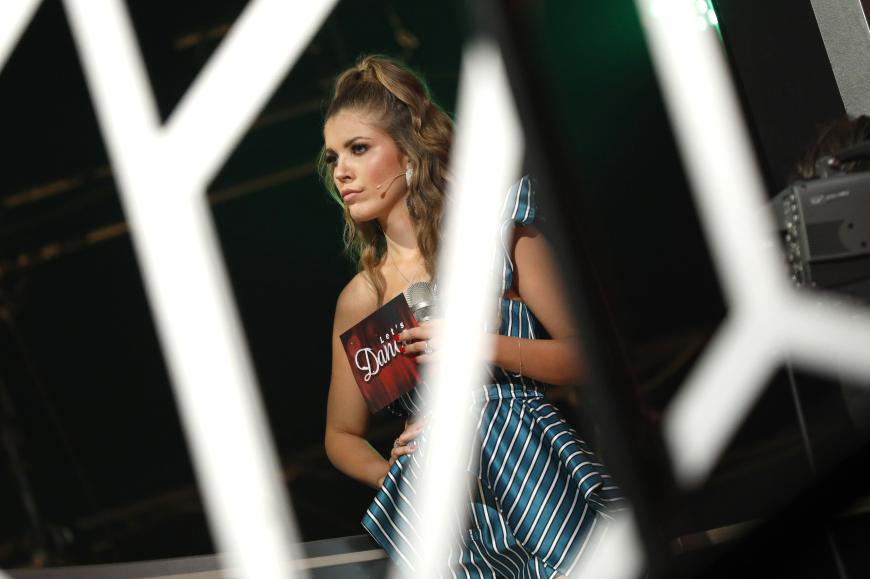 Inzwischen soll Victoria Swarosvski auch bei ihren "Let's Dance"-Kollegen immer unbeliebter werden. Hinter den Kulissen soll die Siutation daher angespannt sein.