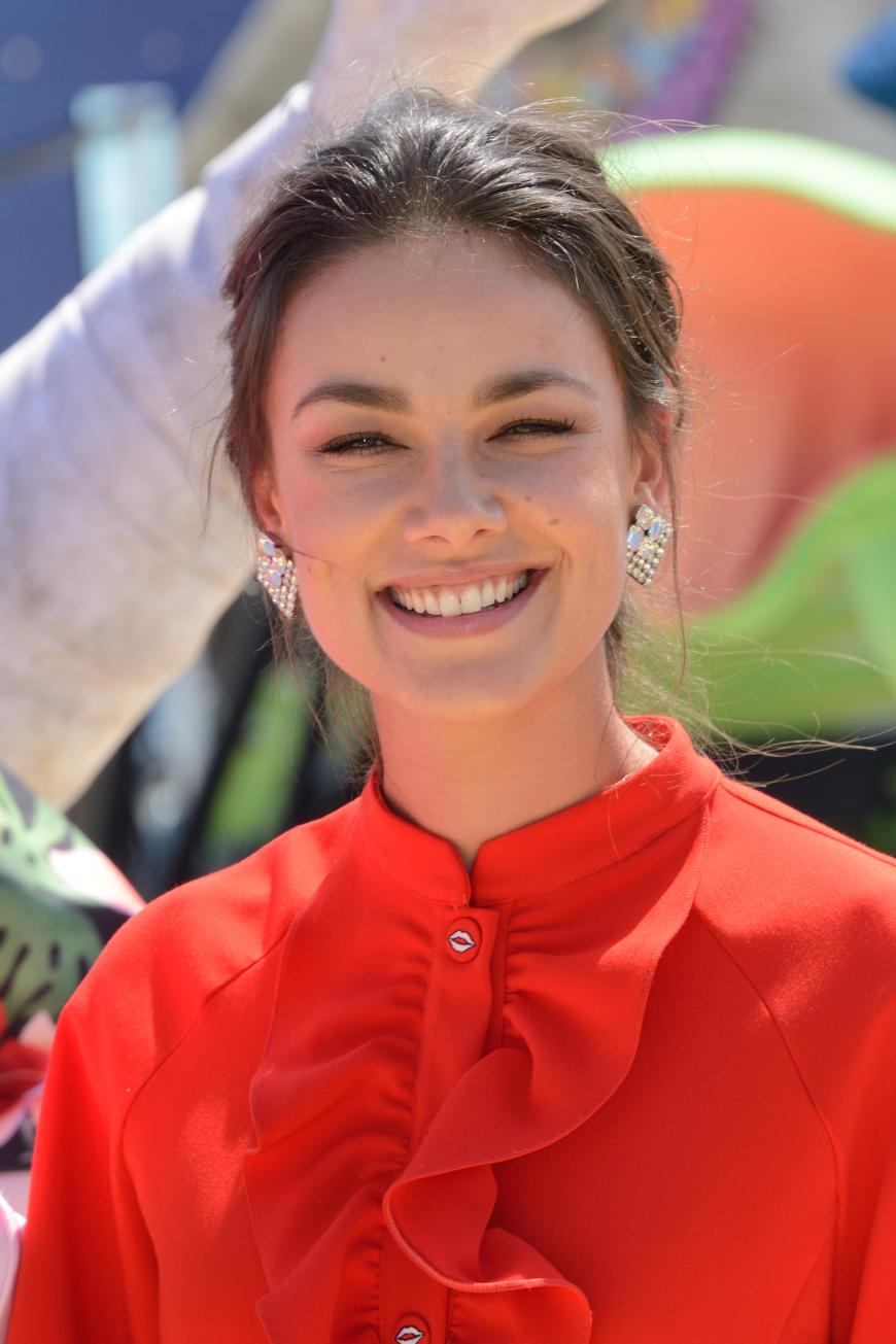 Lady in Red: Janina Uhse stellt