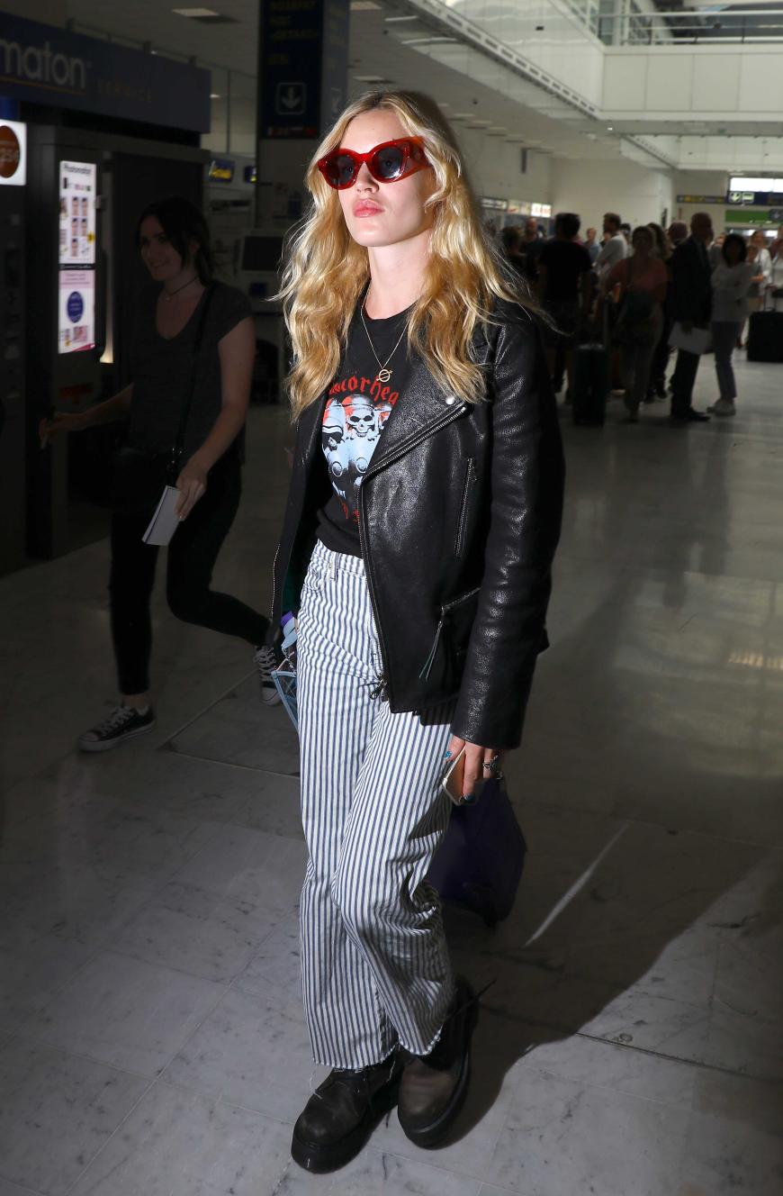 Weniger gut gelaunt kommt Model Georgia May Jagger am Flughafen von Nizza an. Hoffen wir mal, dass die Tochter von Mick Jagger und Jerry Hall auf dem roten Teppich bessere Laune haben wird ...