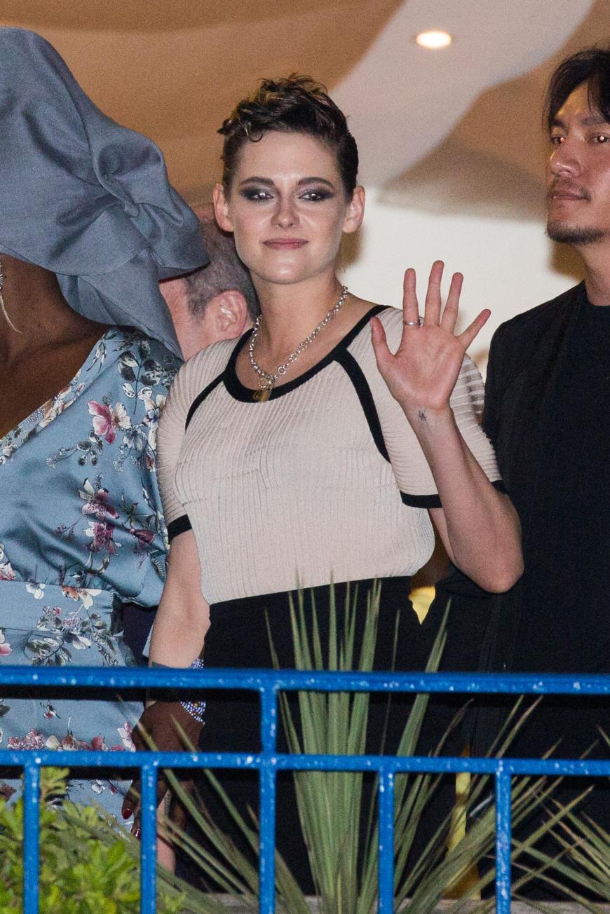 Winke, winke! Kristen Stewart winkt den Fotografen beim Jury-Dinner.