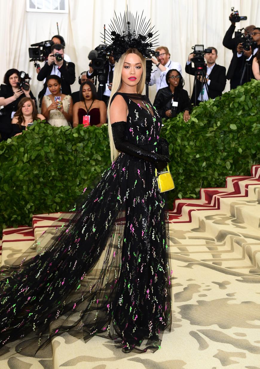 Rita Ora sorgte in einem dramatischen Look von Prada für Aufsehen.