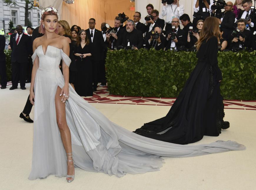 Hailey Baldwin sorgte mit ihrem Auftritt gleich für doppelt Gesprächsstoff. Zum einen sah das Model in seinem trägerlosen Kleid mit XL-Schleppe umwerfend aus, zum anderen kam die Beauty in Begleitung des Musikers Shawn Mendes zur Met-Gala. Damit bestätigten sie offiziell ihre Liebe.
