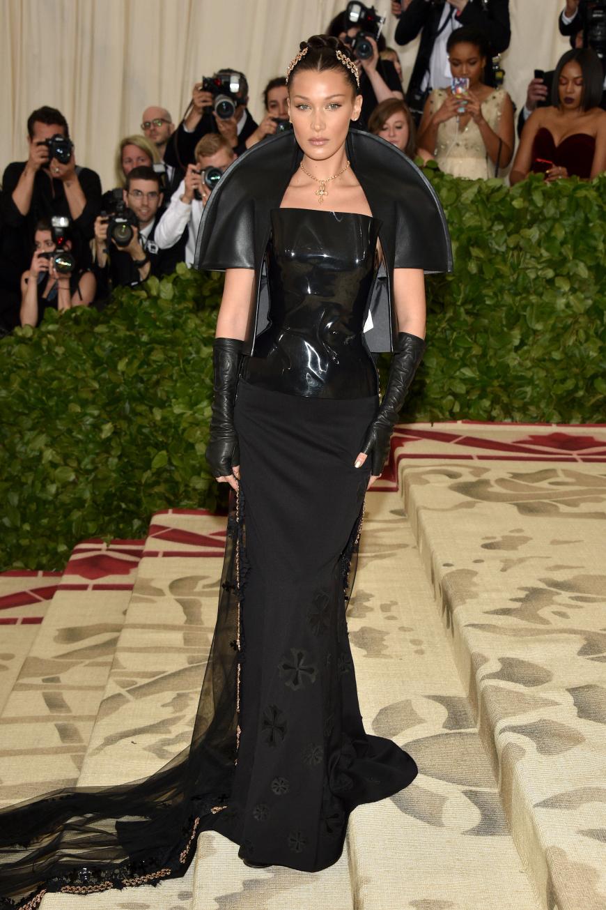Bella Hadid entschied sich für ihren großen Red-Carpet-Moment für einen strengen Lack- und Leder-Look.