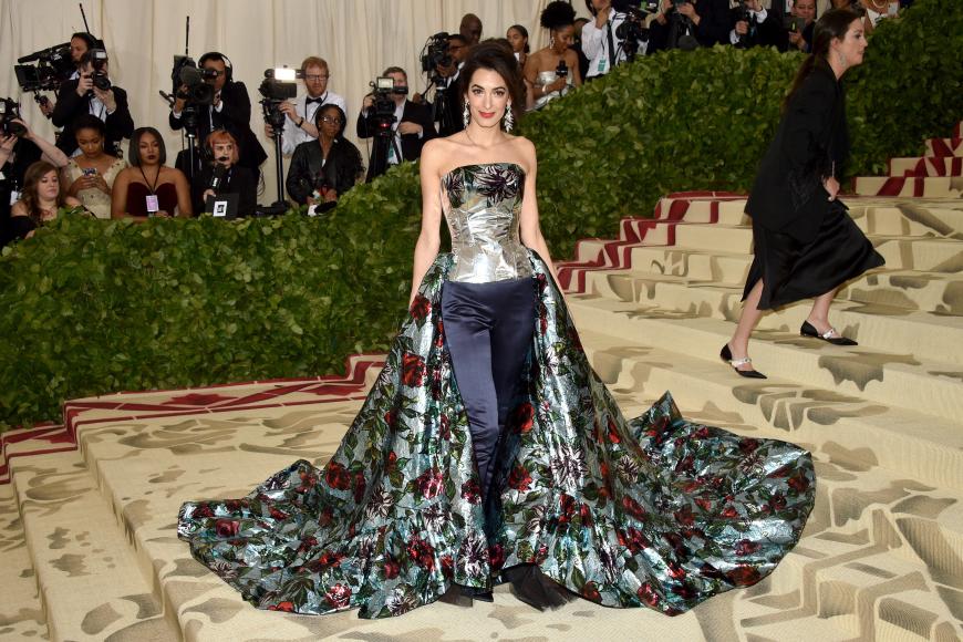 Amal Clooney weiß, wie es geht. Nachdem die Frau von George Clooney in den vergangenen Wochen vor allem aufgrund ihrer schlanken Figur in die Schlagzeilen geriet, sorgte sie gestern für einen Wow-Auftritt.