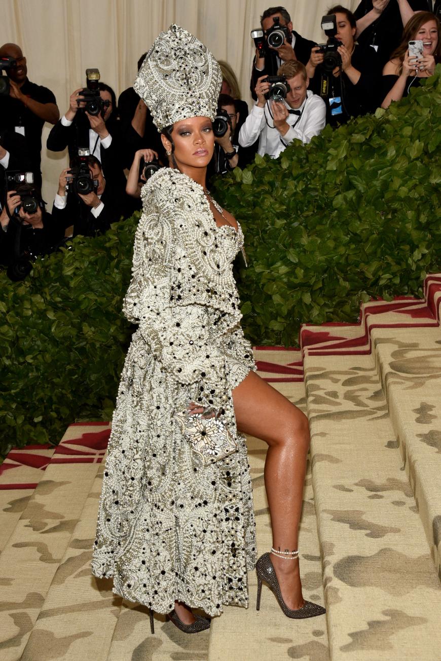 Auch in diesem Jahr scheute Rihanna keine modische Herausforderung – sie kam als sexy Päpstin und machte sich damit, genau wie im vergangenen Jahr, zum Gesprächsthema Nummer eins der diesjährigen Met-Gala.