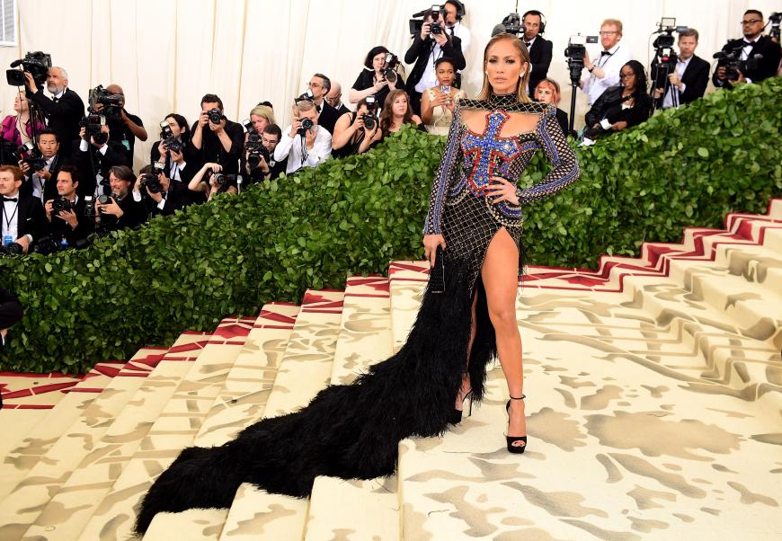 Jennifer Lopez setzte das Motto des Abends gekonnt um und trug ein in ihr Kleid eingearbeitetes Kreuz in ihrer Körpermitte.