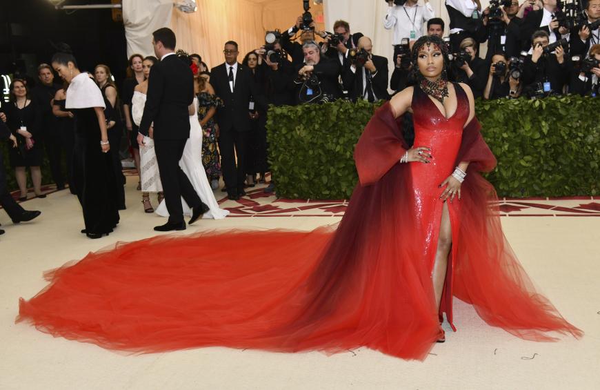 Nicki Minaj sorgte in ihrem Kleid von Oscar de la Renta für einen echten Hingucker und nahm mit ihrem feuerroten XXL-Schleier den gesamten roten Teppich für sich ein.