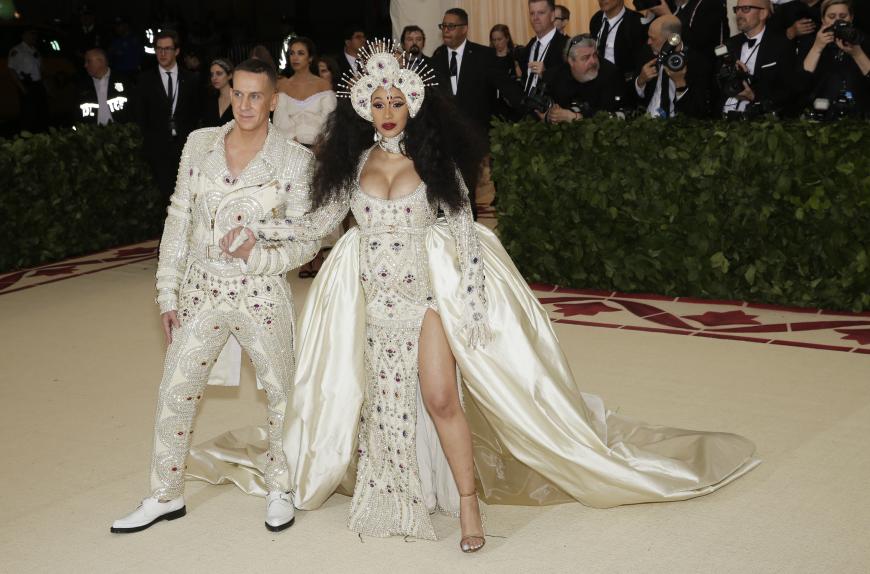 Cardi B präsentierte ihren Babybauch in einem Mega-Kleid von Jeremy Scott, der die Sängerin im Partnerlook auf den Red Carpet begleitete.