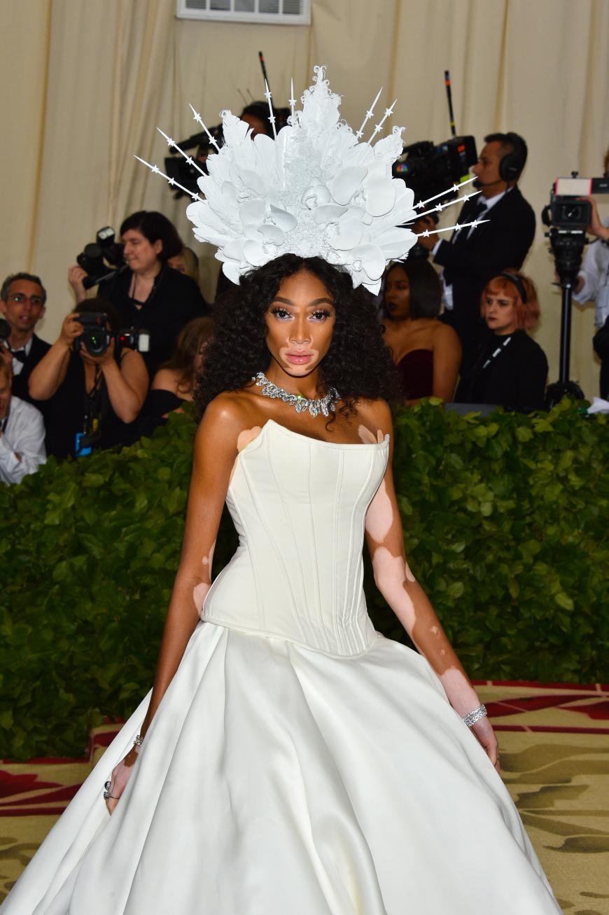 Supermodel Winnie Harlow sorgte in einem weißen Korsett-Kleid mit passendem Kopfschmuck für einen Wow-Moment.