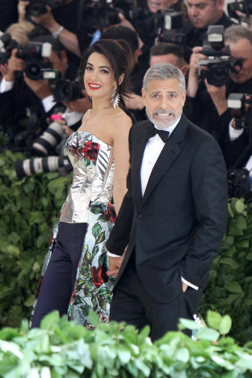 George Clooney scherzte über das Met-Gala-Dress seiner Frau ...