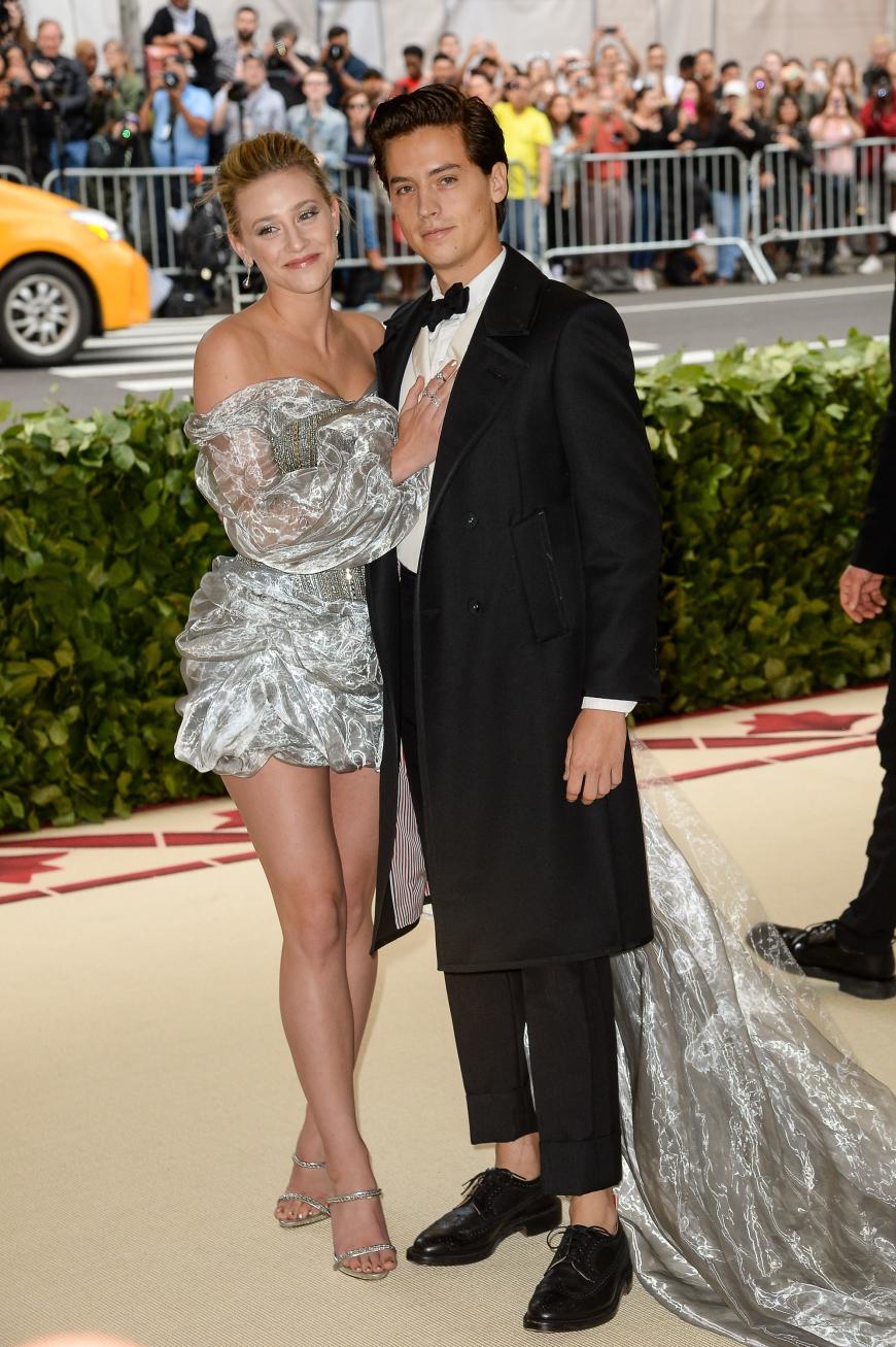 Lange wurde spekuliert, ob die "Riverdale"-Stars Lili Reinhart und Cole Sprouse ein Paar sind - bei der Met-Gala in New York machten es die zwei nun offiziell!