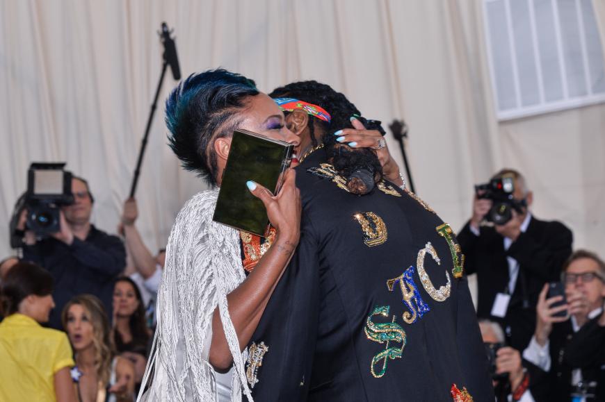 Was für ein Moment! Rapper 2 Chainz machte seiner langjährigen Freundin auf dem Red Carpet der Met-Gala einen Antrag. 