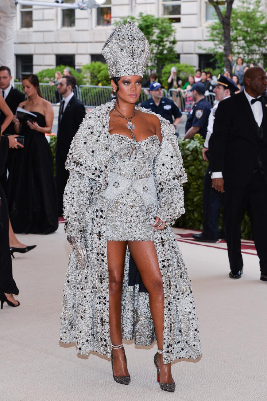 Die Aufmerksam bei der diesjährigen Met-Gala wurde keiner Geringeren als Rihanna gewidmet. Die Sängerin erschien als Papst. 