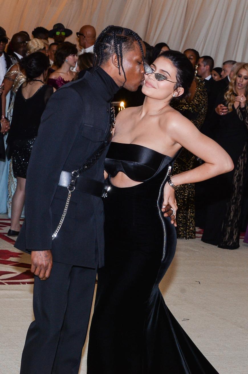 Endlich! Travis Scott und Kylie Jenner feierten bei der Met-Gala ihren ersten offiziellen Auftritt als Paar - und das nach einem Jahr Beziehung.